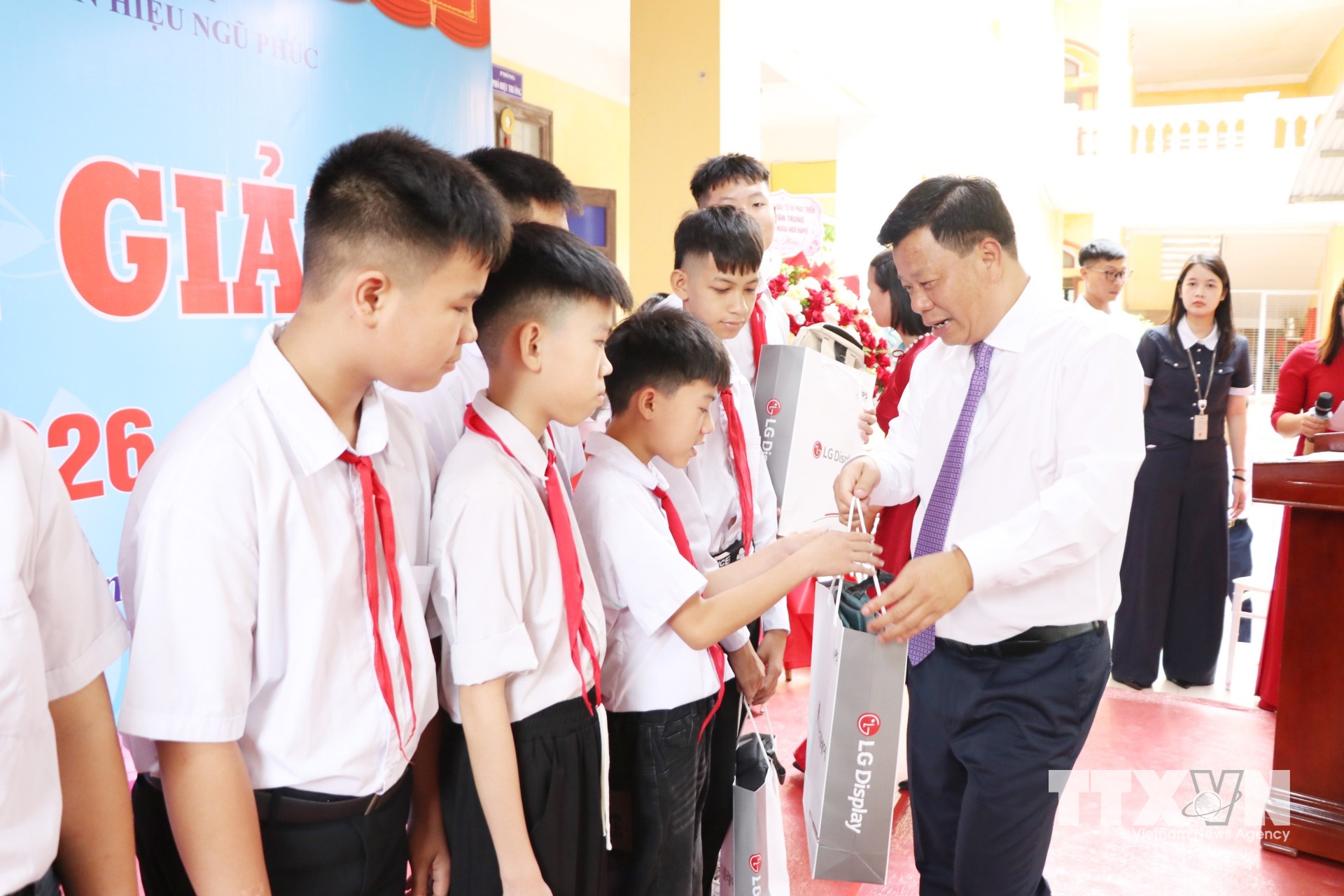 Phó Chủ tịch UBND thành phố Hải Phòng Lê Trung Kiên tặng quà cho học sinh Trường THCS An Thành có hoàn cảnh khó khăn. (Ảnh: Mạnh Tú/TTXVN)